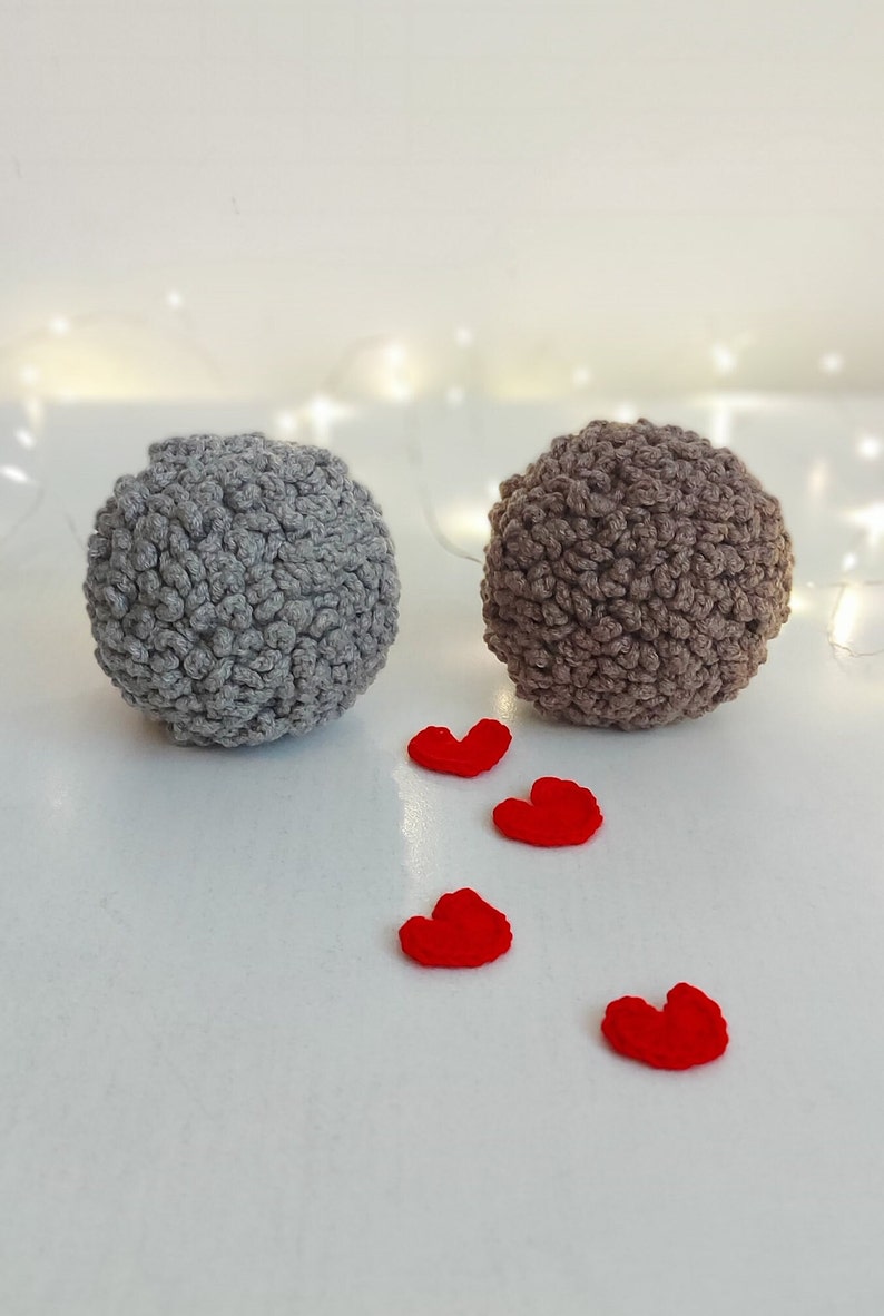 Crochet hedgehog with heart, Amigurumi cute valentine toy, Handmede doll, Animal toy, Valentine's day gift image 3