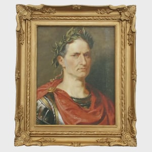 Puede incluir: Una pintura al óleo enmarcada que representa el retrato de una persona con una corona de laurel y una capa roja sobre una armadura metálica. El marco ornamentado tiene un acabado en color dorado con detalles tallados en los bordes.