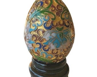 Oeuf vintage en émail cloisonné sur pied, oeuvre d'art florale multicolore, ton doré