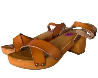 Sandalias tipo zueco con plataforma de piel marrón coñac MIA Susan para mujer, talla 8.5, tacón de bloque.