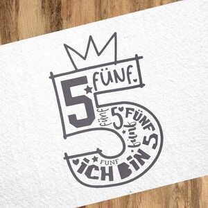 Könnte beinhalten: Eine graue und weiße Illustration der Zahl 5 mit einer Krone oben. Die Zahl 5 ist umgeben vom Wort "fünf" auf Deutsch, was fünf bedeutet, in verschiedenen Stilen geschrieben.