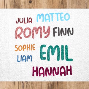 Könnte beinhalten: Weißer Hintergrund mit den Namen "JULIA", "MATTEO", "ROMY", "FINN", "SOPHIE", "EMIL", "LIAM" und "HANNAH" in verschiedenen Farben und Schriftarten. Die Namen sind in einem glitzernden Stil gehalten.