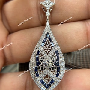 Circa 1910er Art-Deco-Anhänger, runder Diamant & Saphir Edwardian Anhänger Halskette, Geometrische Anhänger Halskette für Frauen, Hochzeitshalskette