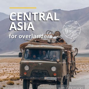 以下が含まれることがあります： 「CENTRAL ASIA for overlanders」というタイトルの本の表紙。土道を進む、物資を積んだ緑色のヴィンテージ車が写っています。表紙には、パミールハイウェイ、カザフスタン、ウズベキスタン、キルギス、タジキスタンが記載されています。