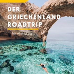 May include: A travel book cover with the title "DER GRIECHENLAND ROADTRIP" in white text, with a yellow arrow that says "EXTRA EDITION INKL. KRETA". The image shows a person floating in clear turquoise water under a rock arch.