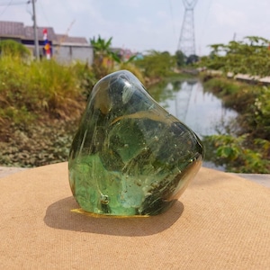 3,4 kgs de Hermoso Cristal de Andara verde amarillento con fibra blanca dentro de Full Polised para la meditación