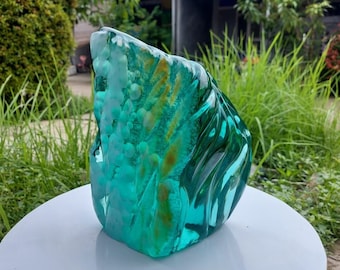 10 kg de relevo especial em cristal Andara verde turquesa com bolhas, polido para exibição.