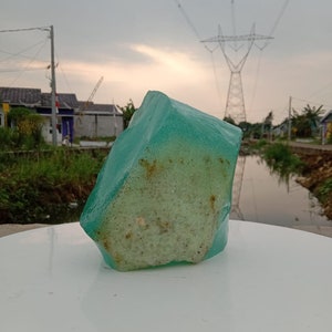 4,3 kgs of rough Andara Crystal Turquoise Green with bubbles and fiber Monatomic