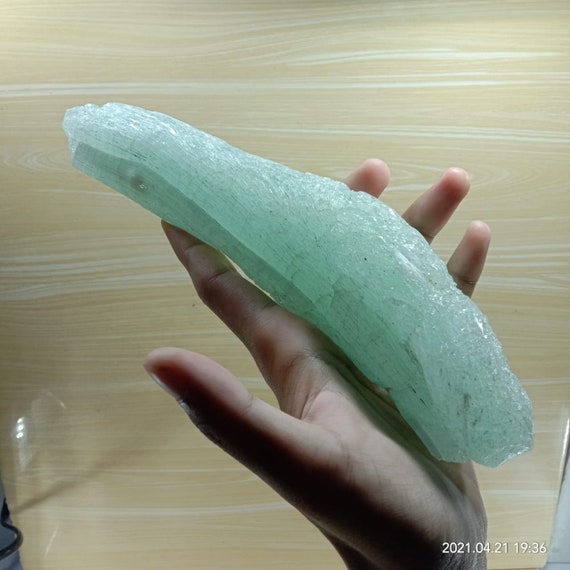 Immediately get the original andara crystal green Tosca 467 gram rough stick