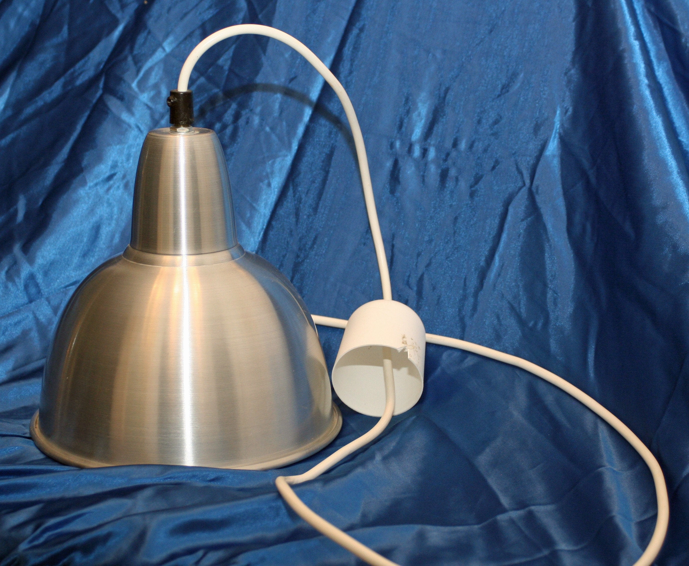 Beau Luminaire Suspendu en Aluminium, Recouvert de Plastique Blanc à L'intérieur Aktiv