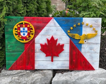 Op de afbeelding: Een houten bord met vier vlaggen erop geschilderd. De vlaggen zijn de vlaggen van Portugal, Canada, de Verenigde Staten en de vlag van de Azoren. Het bord is gemaakt van gerecycled hout en heeft een rustieke uitstraling.