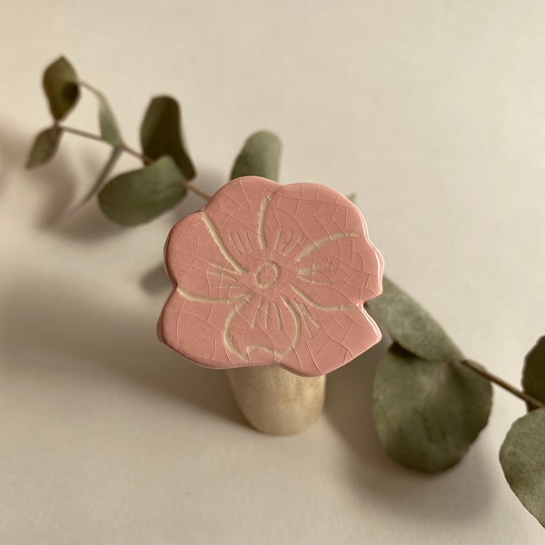 Broche petite fleur de cerisier rose en céramique émaillée, façonnée à la main.