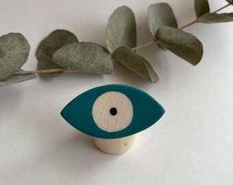 Small eye brooch in glazed ceramic, shaped by hand.