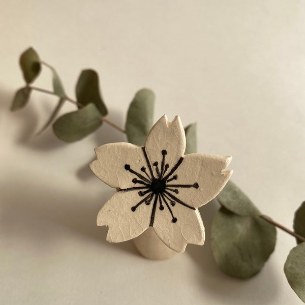 Broche petite fleur de cerisier blanche et noire en céramique émaillée, façonnée à la main.