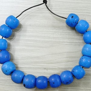 Old Glass Beads The 1960s - Strand With 16 Blue Beads - Vintage European Beads - Venetian - Jewelry Making Supplies