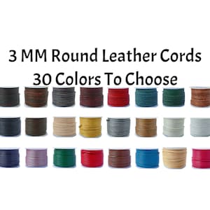 Può includere: Immagine di rocchetti di cordoncini in pelle tonda da 3 mm in 30 colori. L'immagine mostra una varietà di colori, tra cui nero, marrone, rosso, verde e blu. Il testo recita "3 MM Round Leather Cords" e "30 Colors To Choose".
