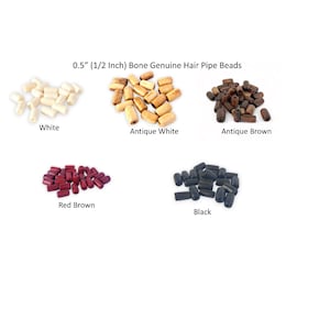 Op de afbeelding: Vijf stapels van 1,27 cm botten haarbuiskralen in verschillende kleuren: wit, antiek wit, antiek bruin, rood bruin en zwart. De kralen zijn cilindrisch met een gat in het midden.