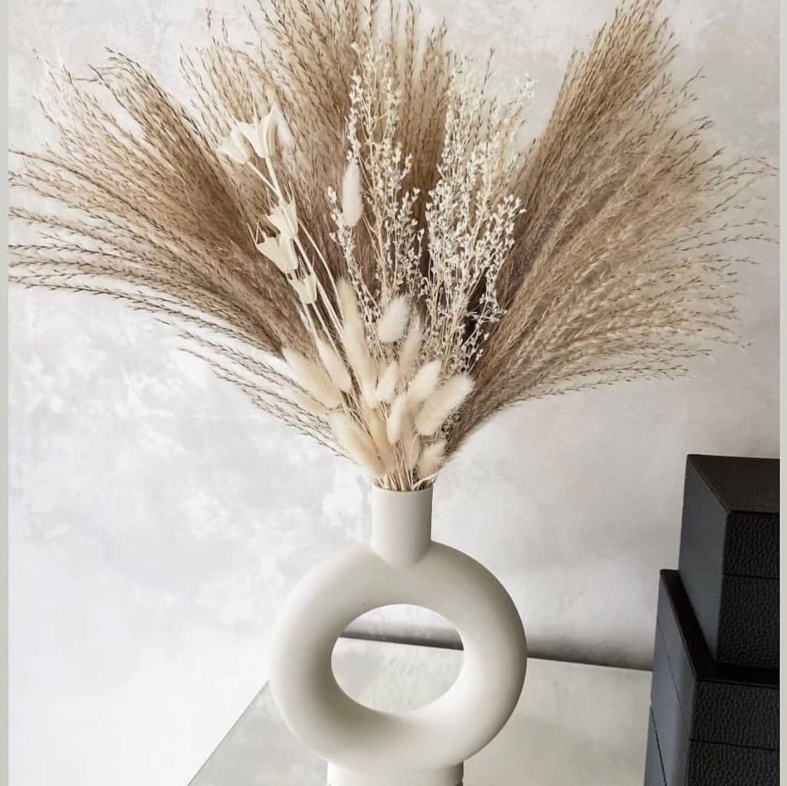 Donut vases with pampas arrangement neutral vase black donut Etsy.de