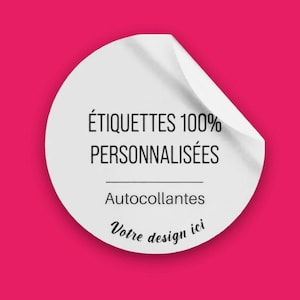 Peut inclure: Un autocollant blanc avec un bord recourbé, comportant le texte "ÉTIQUETTES 100% PERSONNALISÉES" et "Autocollantes" en noir. Le texte "Votre design ici" est également inclus en noir.