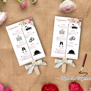 Peut inclure: Deux éventails de programme de mariage avec des détails floraux et des informations sur l'événement. Chaque éventail présente un calendrier avec des icônes pour la cérémonie, la réception et d'autres événements. Les éventails sont noués avec des rubans blancs.