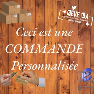Peut inclure: Un fond en bois avec le texte "Ceci est une COMMANDE Personnalisée" en blanc. Il y a trois boîtes en carton brun empilées l'une sur l'autre dans le coin supérieur gauche de l'image. Une main tient une carte de crédit et une autre main tient une carte de crédit. Un chariot de courses avec un "e" bleu à l'intérieur se trouve dans le coin inférieur droit de l'image. Il y a un logo dans le coin supérieur droit de l'image qui dit "REVE LA Papeterie qui vous Ressemble CREATRICE FRANCAISE".