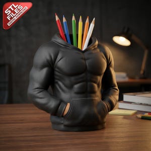 Puede incluir: Un organizador de escritorio negro con forma de torso musculoso con una sudadera con capucha, que contiene lápices de colores. Los lápices son rojos, azules, verdes, amarillos, naranjas y blancos. La imagen incluye un logotipo rojo y blanco de STL FILES DIGITAL DOWNLOAD.