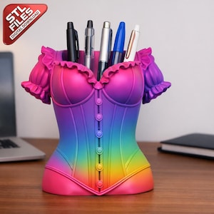 Puede incluir: Un portalápices multicolor en forma de corsé, con una fila de botones en la parte delantera. El portalápices contiene bolígrafos de varios colores. Un triángulo rojo en la esquina superior izquierda dice "STL FILES DIGITAL DOWNLOAD".
