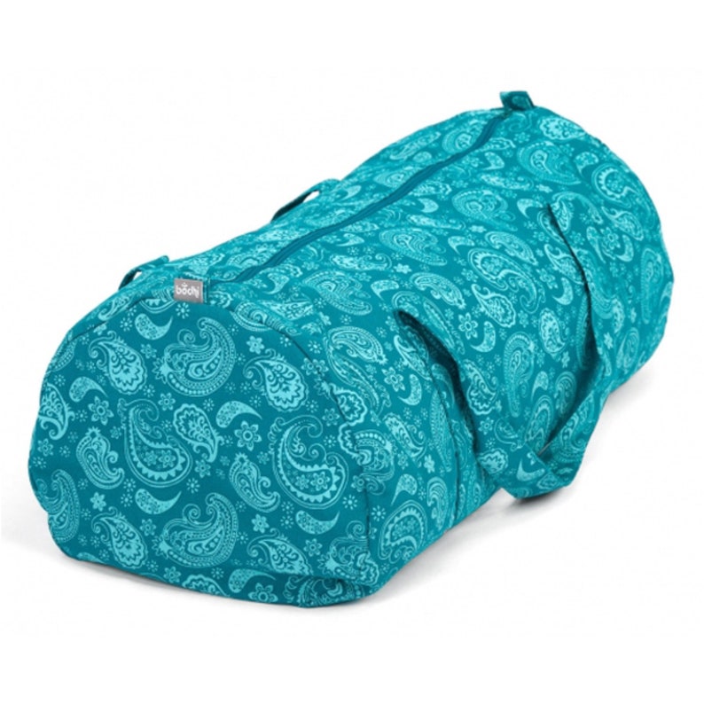 Puede incluir: Una bolsa de lona azul turquesa con estampado paisley. La bolsa tiene cierre de cremallera y dos asas.