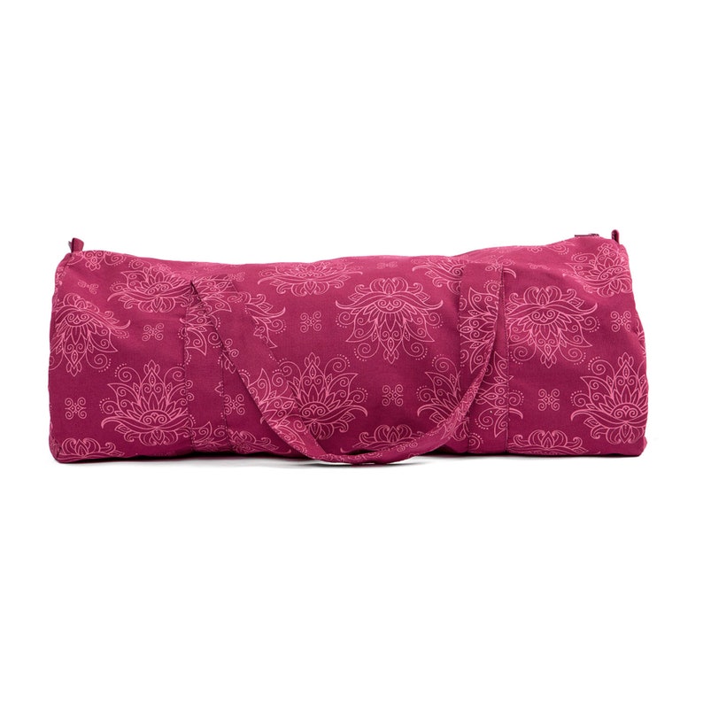 Puede incluir: Una bolsa de yoga rosa con un estampado floral blanco. La bolsa tiene una cremallera y dos asas.