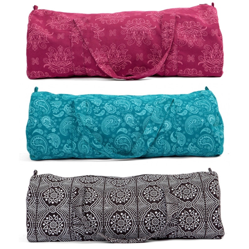 Puede incluir: Tres bolsas para esterillas de yoga con diferentes dise&ntilde;os de patrones. La bolsa superior es rosa con un patr&oacute;n floral blanco, la bolsa del medio es turquesa con un patr&oacute;n paisley blanco y la bolsa inferior es negra con un patr&oacute;n geom&eacute;trico blanco.