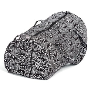 Puede incluir: Bolsa de viaje de lona negra y blanca con estampado, cierre de cremallera y dos asas. La bolsa tiene una peque&ntilde;a etiqueta que dice "Boodi" en la parte delantera.