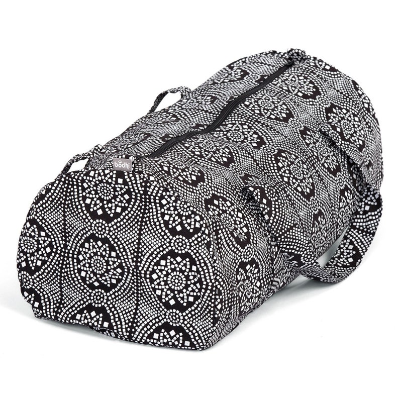 Puede incluir: Bolsa de viaje de lona negra y blanca con estampado, cierre de cremallera y dos asas. La bolsa tiene una peque&ntilde;a etiqueta que dice "Boodi" en la parte delantera.