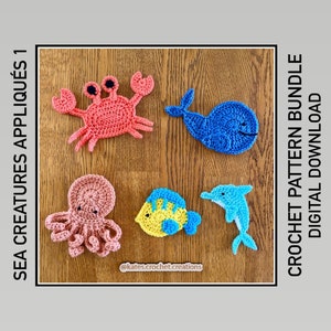 Puede incluir: Paquete de patrones de crochet para cinco criaturas marinas: un cangrejo, una ballena, un pulpo, un pez y un delfín. Los patrones están disponibles para descarga digital. La imagen muestra los artículos de crochet terminados sobre una superficie de madera.