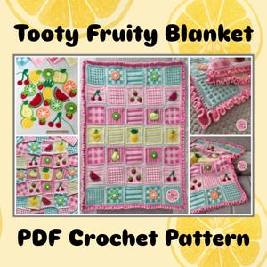 Puede incluir: Una colorida manta de ganchillo con temática de frutas, con cuadrados en rosa, turquesa y blanco, adornada con cerezas, piñas y otras frutas aplicadas. Se muestra el texto "Tooty Fruity Blanket" y "PDF Crochet Pattern".