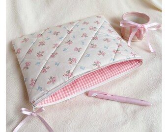 Hermosas flores y lazo hecho a mano funda acolchada para computadora portátil, bolsa acolchada para iPad, lazo con bolsa/manga para computadora portátil con forro de gingham rosa, regalo para ella