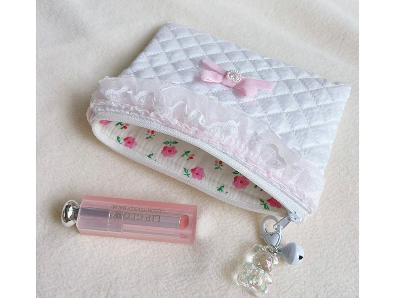 Bolso de maquillaje acolchado blanco con forro de flores, organizador cosmético, monedero de encaje hecho a mano, regalo de Navidad, regalo de dama de honor, regalo para ella imagen 2