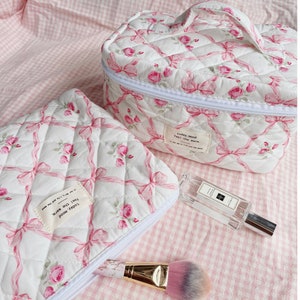 Blauw/roze bloemen gewatteerde make-up tas, lint cosmetische organisator, grote opbergtas, bruidsmeisje geschenken, gewatteerde reisetui, cadeau voor haar afbeelding 1