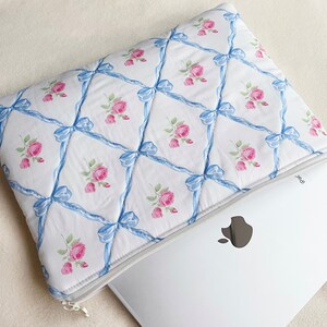 Housse pour ordinateur portable matelassée en ruban bleu fait main, pochette pour iPad matelassée, sac/manche pour ordinateur portable à fleurs bleues avec doublure en vichy bleu, cadeau pour elle B