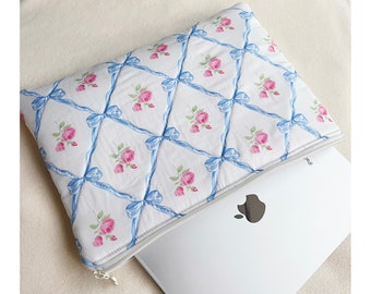 Funda para portátil acolchada con cinta azul hecha a mano, bolsa para iPad acolchada, floral azul con forro de gingham azul, bolsa/manga para ordenador portátil, regalo para ella