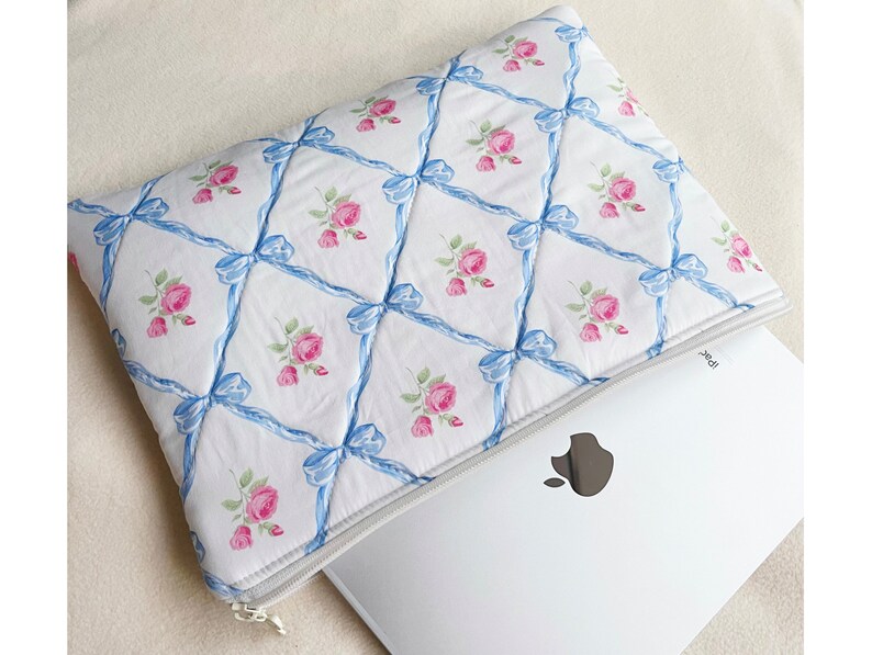 Housse pour ordinateur portable matelassée en ruban bleu fait main, pochette pour iPad matelassée, sac/manche pour ordinateur portable à fleurs bleues avec doublure en vichy bleu, cadeau pour elle B