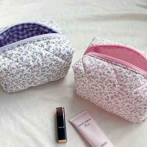 Roze/paarse bloemen gewatteerde make-up tas, cosmetische organisator, opbergtas, gewatteerde reisetui, kerstcadeau, bruidsmeisje cadeau, cadeau voor haar afbeelding 1