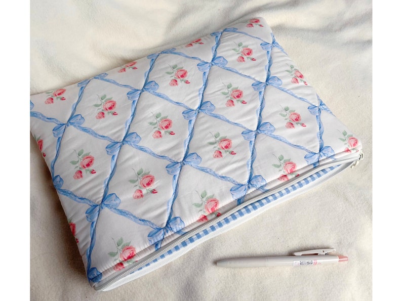 Housse pour ordinateur portable matelassée en ruban bleu fait main, pochette pour iPad matelassée, sac/manche pour ordinateur portable à fleurs bleues avec doublure en vichy bleu, cadeau pour elle image 4