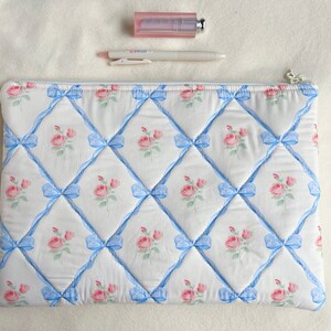 Housse pour ordinateur portable matelassée en ruban bleu fait main, pochette pour iPad matelassée, sac/manche pour ordinateur portable à fleurs bleues avec doublure en vichy bleu, cadeau pour elle image 5