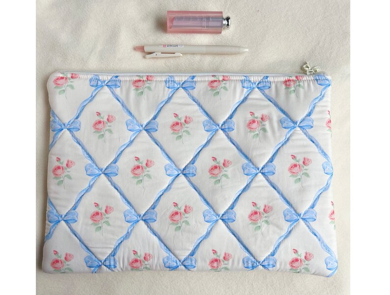 Housse pour ordinateur portable matelassée en ruban bleu fait main, pochette pour iPad matelassée, sac/manche pour ordinateur portable à fleurs bleues avec doublure en vichy bleu, cadeau pour elle image 5