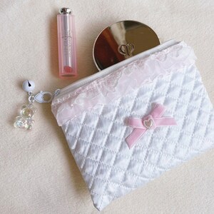 Bolso de maquillaje acolchado blanco con forro de flores, organizador cosmético, monedero de encaje hecho a mano, regalo de Navidad, regalo de dama de honor, regalo para ella imagen 1