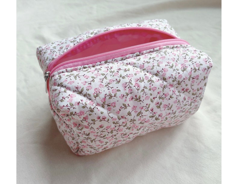 Roze/paarse bloemen gewatteerde make-up tas, cosmetische organisator, opbergtas, gewatteerde reisetui, kerstcadeau, bruidsmeisje cadeau, cadeau voor haar afbeelding 2