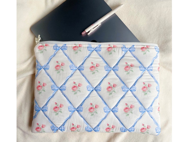 Housse pour ordinateur portable matelassée en ruban bleu fait main, pochette pour iPad matelassée, sac/manche pour ordinateur portable à fleurs bleues avec doublure en vichy bleu, cadeau pour elle A