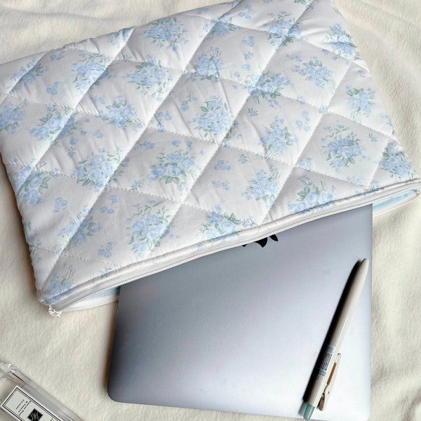 Housse pour ordinateur portable matelassée à la main, pochette pour iPad matelassée, floral bleu/rose avec doublure bleue/rose, sac/housse d'ordinateur portable pour clavier