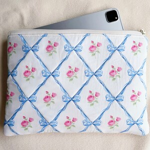 Housse pour ordinateur portable matelassée en ruban bleu fait main, pochette pour iPad matelassée, sac/manche pour ordinateur portable à fleurs bleues avec doublure en vichy bleu, cadeau pour elle image 2