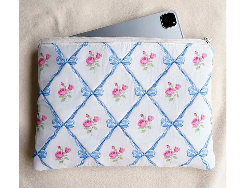 Housse pour ordinateur portable matelassée en ruban bleu fait main, pochette pour iPad matelassée, sac/manche pour ordinateur portable à fleurs bleues avec doublure en vichy bleu, cadeau pour elle image 2